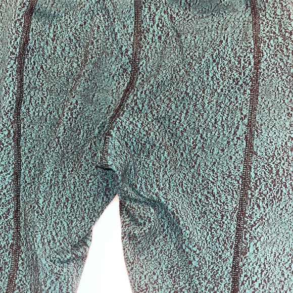 Lululemon 7/8 green and mesh leggings size 6 - Picture 13 of 15